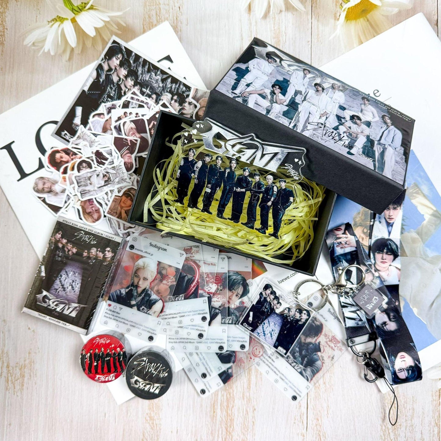 KIT GIGANTE DE STRAY KIDS CON 165 PIEZAS (¡CAJA DE REGALO CON VARIOS ARTÍCULOS!✨)