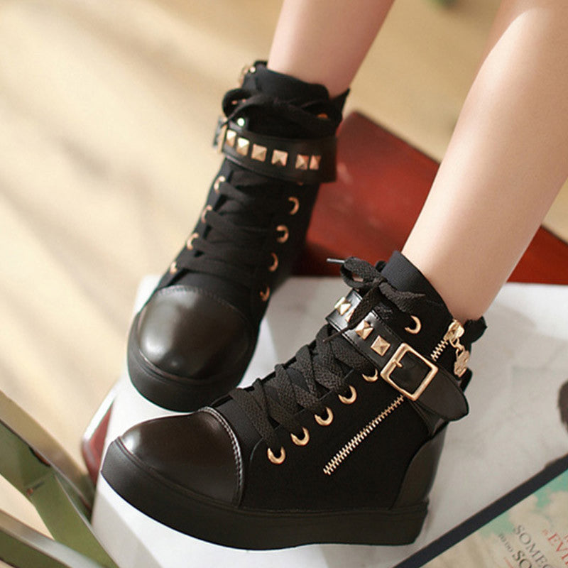 BOTA ROCKERA DE MUJER (blanco/negro)