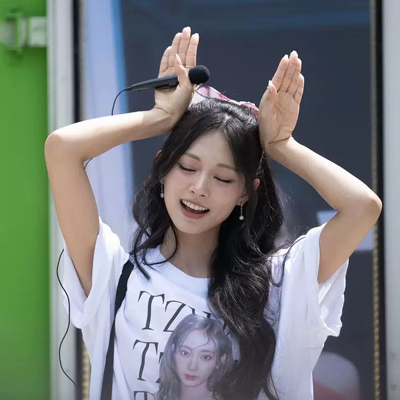 TZUYU (TWICE) 100% COTTON SHIRT (white and black)
