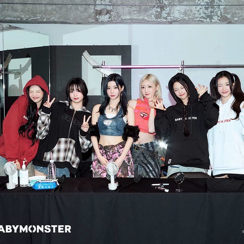 SUDADERA "HELLO MONTERS" DE LA GIRA BABYMONSTER 2025