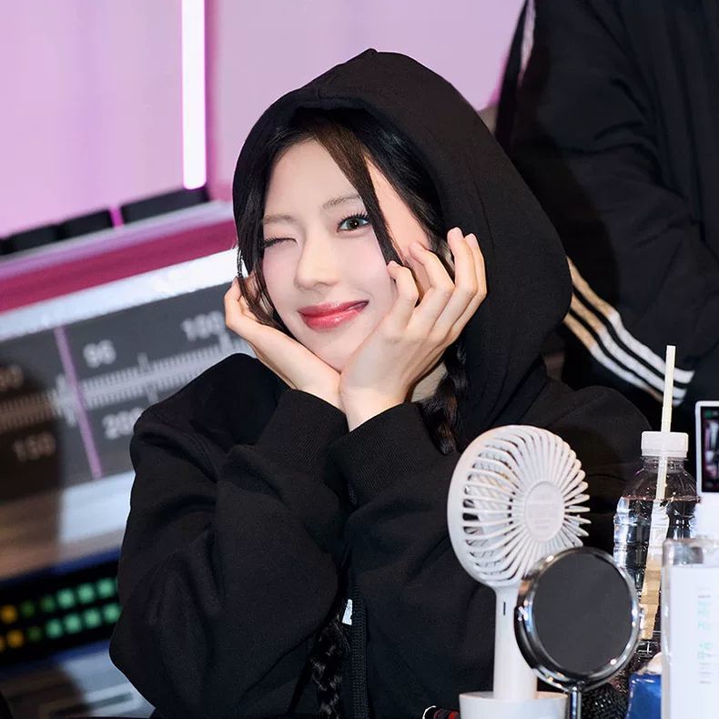 SUDADERA "HELLO MONTERS" DE LA GIRA BABYMONSTER 2025