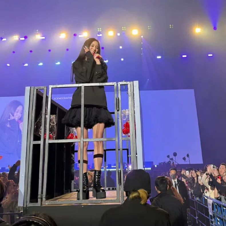 SUDADERA JISOO (BLACKPINK) AMORTAGE