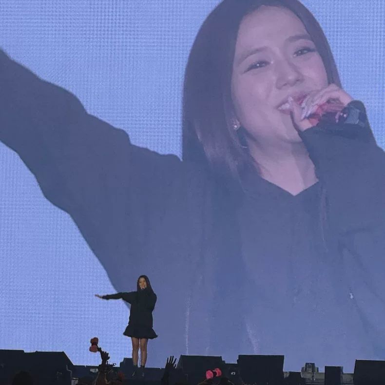 SUDADERA JISOO (BLACKPINK) AMORTAGE