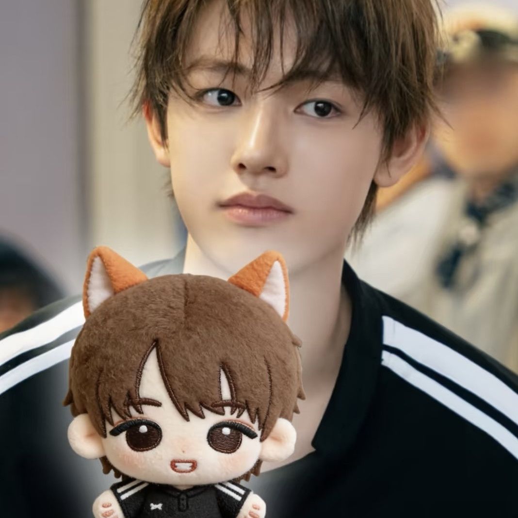 MINI MUÑECA HYEON CORTIS 10 CM