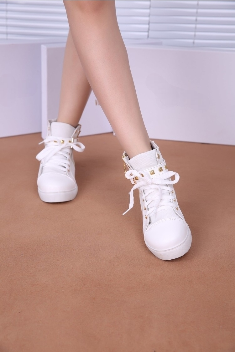 BOTA ROCKERA DE MUJER (blanco/negro)