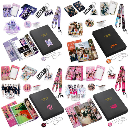 KIT CON FOTOLIBRO, TARJETAS FOTOGRÁFICAS, COLLAR, POP SOCKET Y + ARTÍCULOS (¡VARIOS GRUPOS!✨)