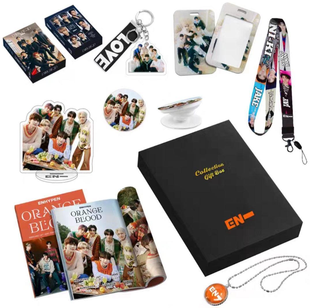 KIT CON FOTOLIBRO, TARJETAS FOTOGRÁFICAS, COLLAR, POP SOCKET Y + ARTÍCULOS (¡VARIOS GRUPOS!✨)