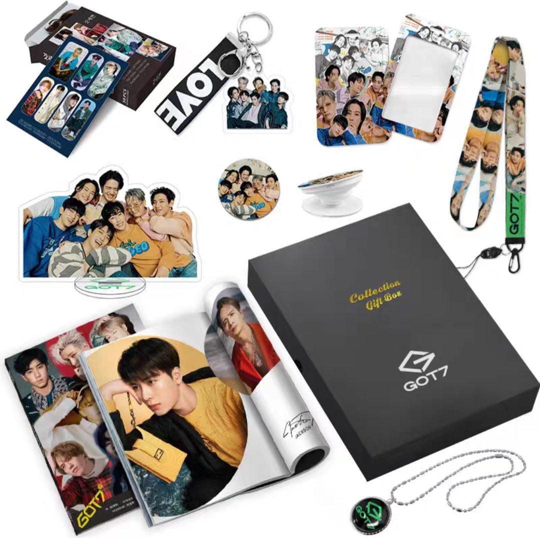 KIT CON FOTOLIBRO, TARJETAS FOTOGRÁFICAS, COLLAR, POP SOCKET Y + ARTÍCULOS (¡VARIOS GRUPOS!✨)