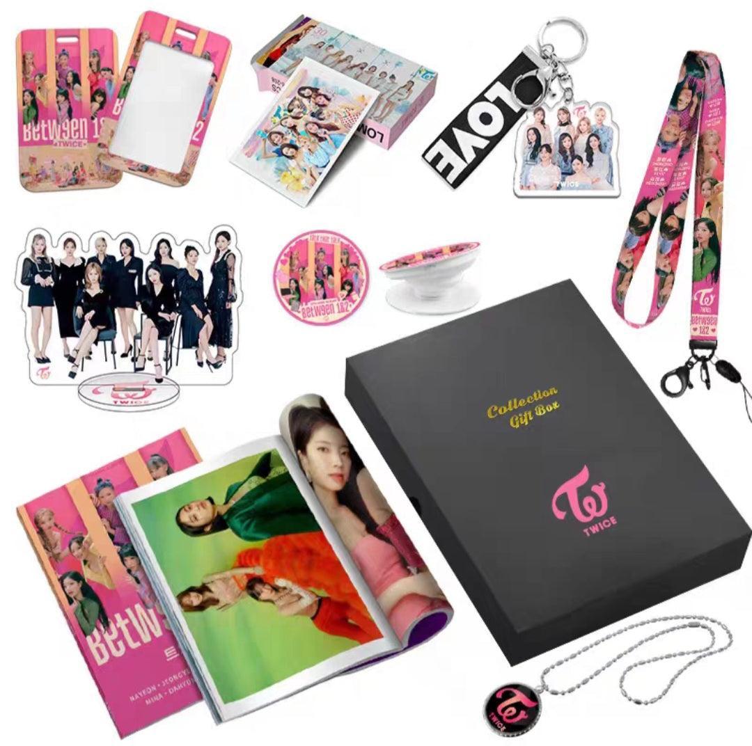 KIT CON FOTOLIBRO, TARJETAS FOTOGRÁFICAS, COLLAR, POP SOCKET Y + ARTÍCULOS (¡VARIOS GRUPOS!✨)